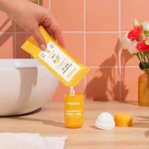 Versement d'une recharge poudre Vanille pour déodorant à bille PIMPANT